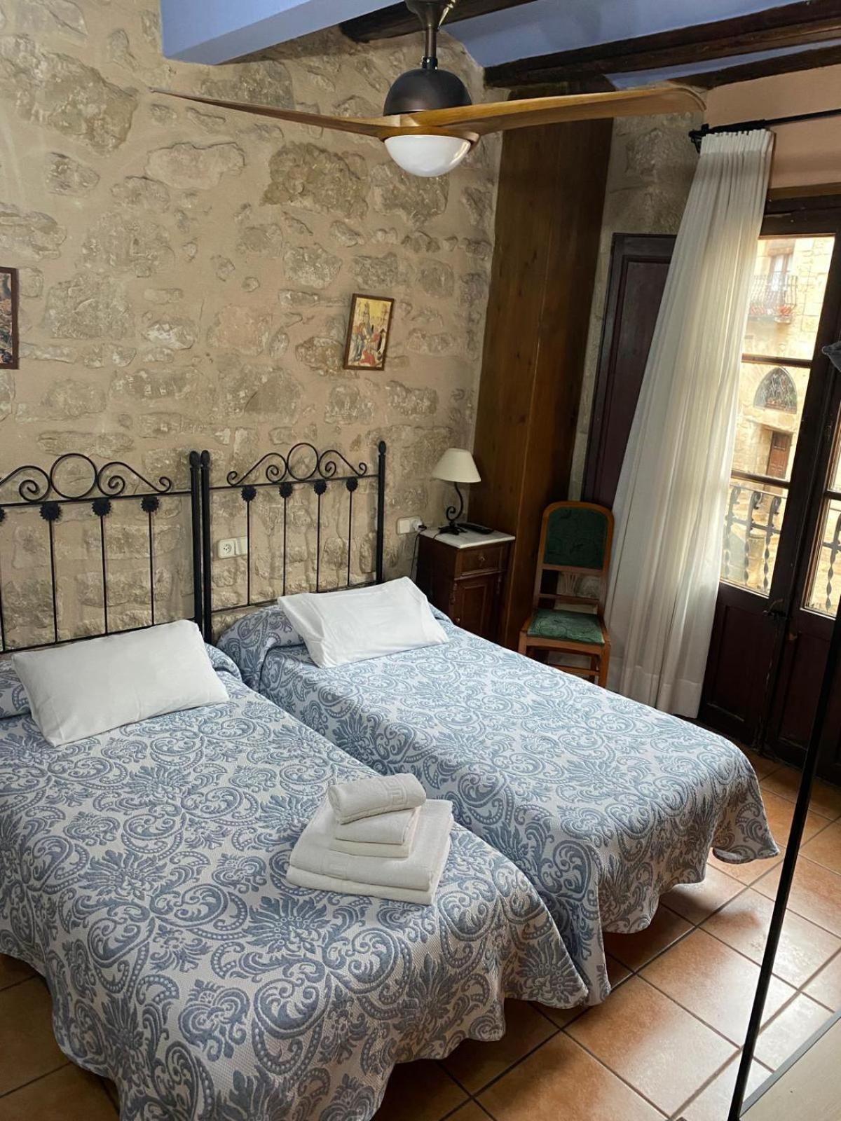 Fonda La Plaza Hotel Valderrobres Bagian luar foto