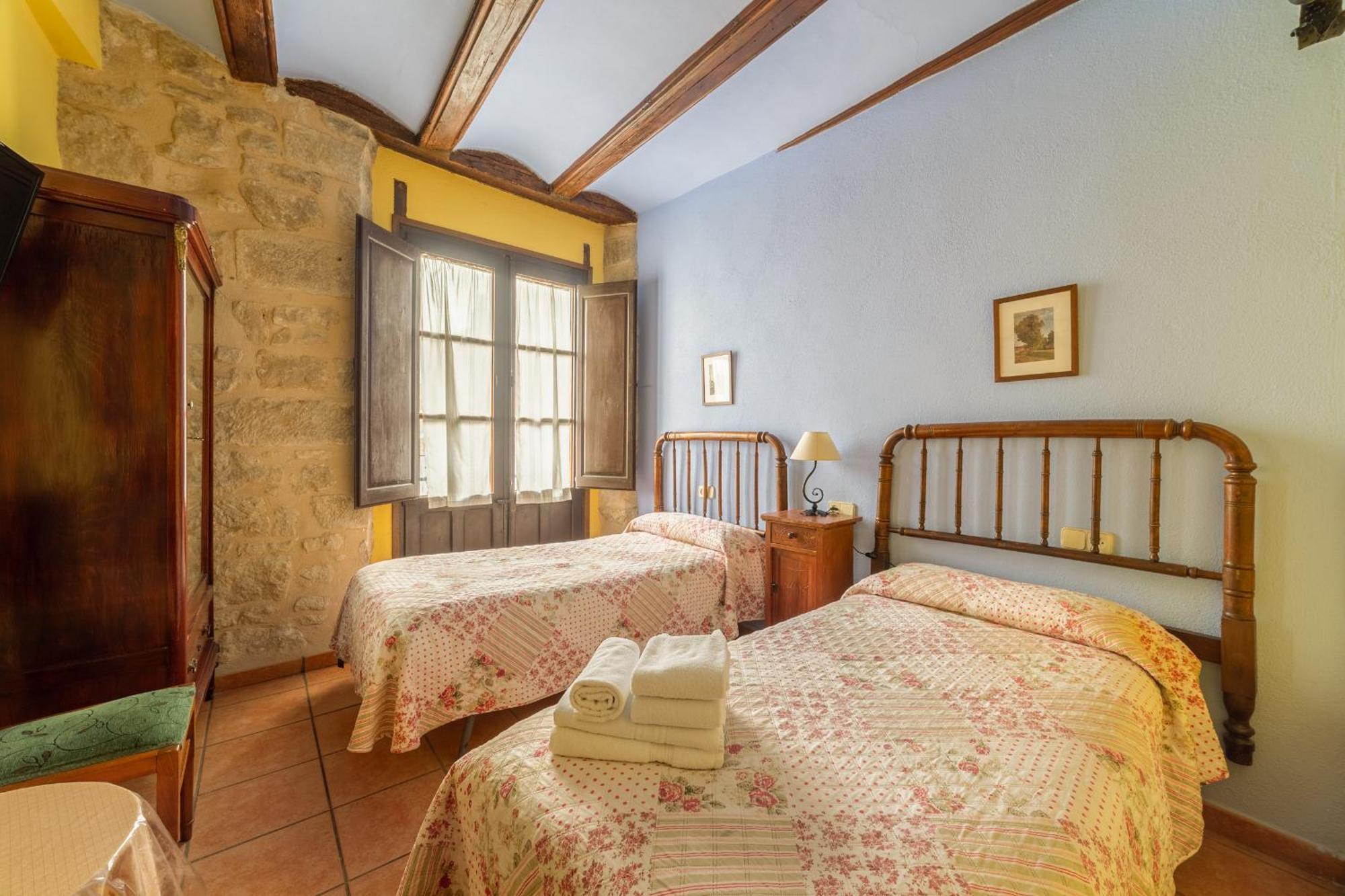 Fonda La Plaza Hotel Valderrobres Bagian luar foto