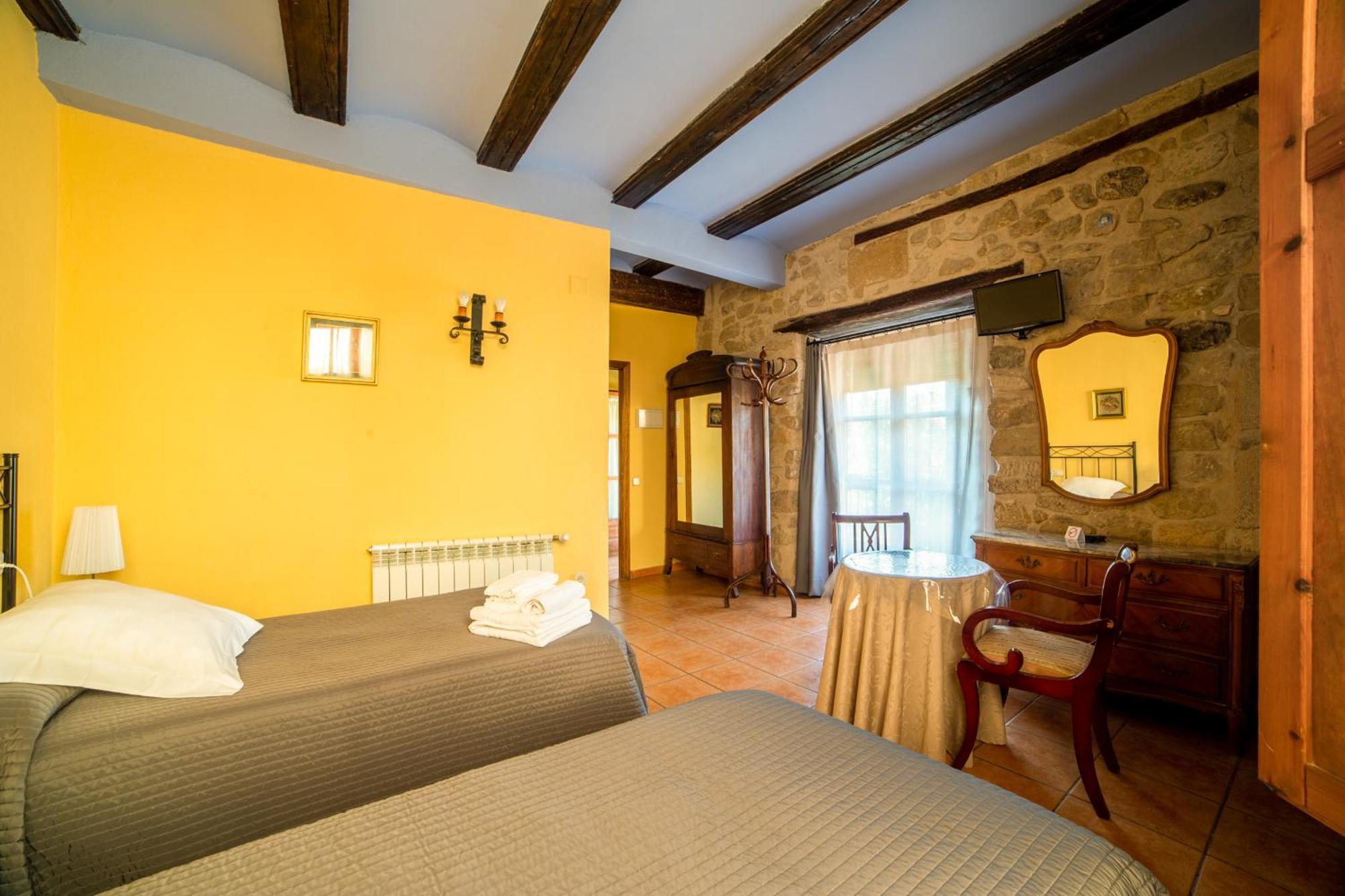 Fonda La Plaza Hotel Valderrobres Bagian luar foto