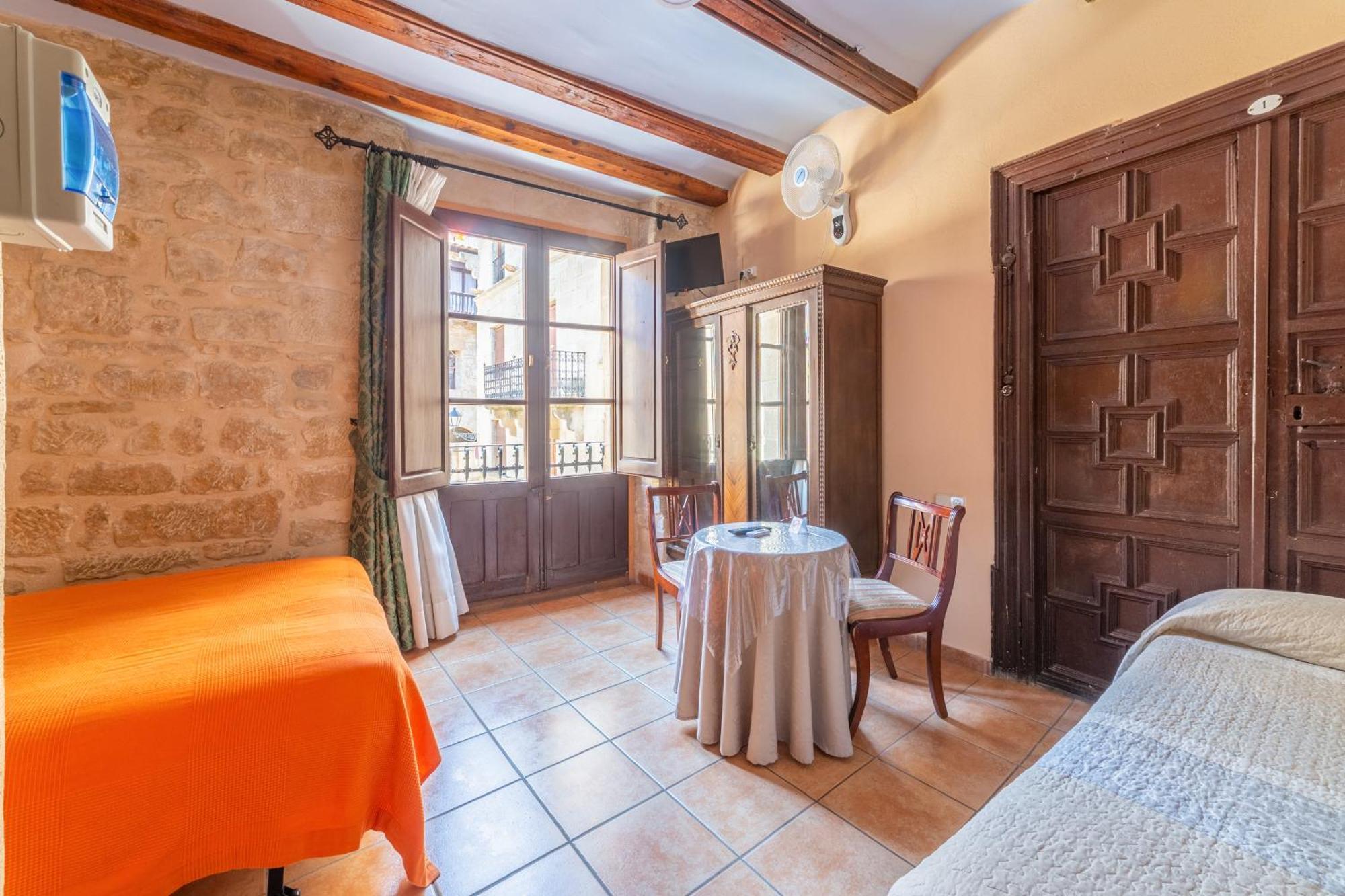 Fonda La Plaza Hotel Valderrobres Bagian luar foto