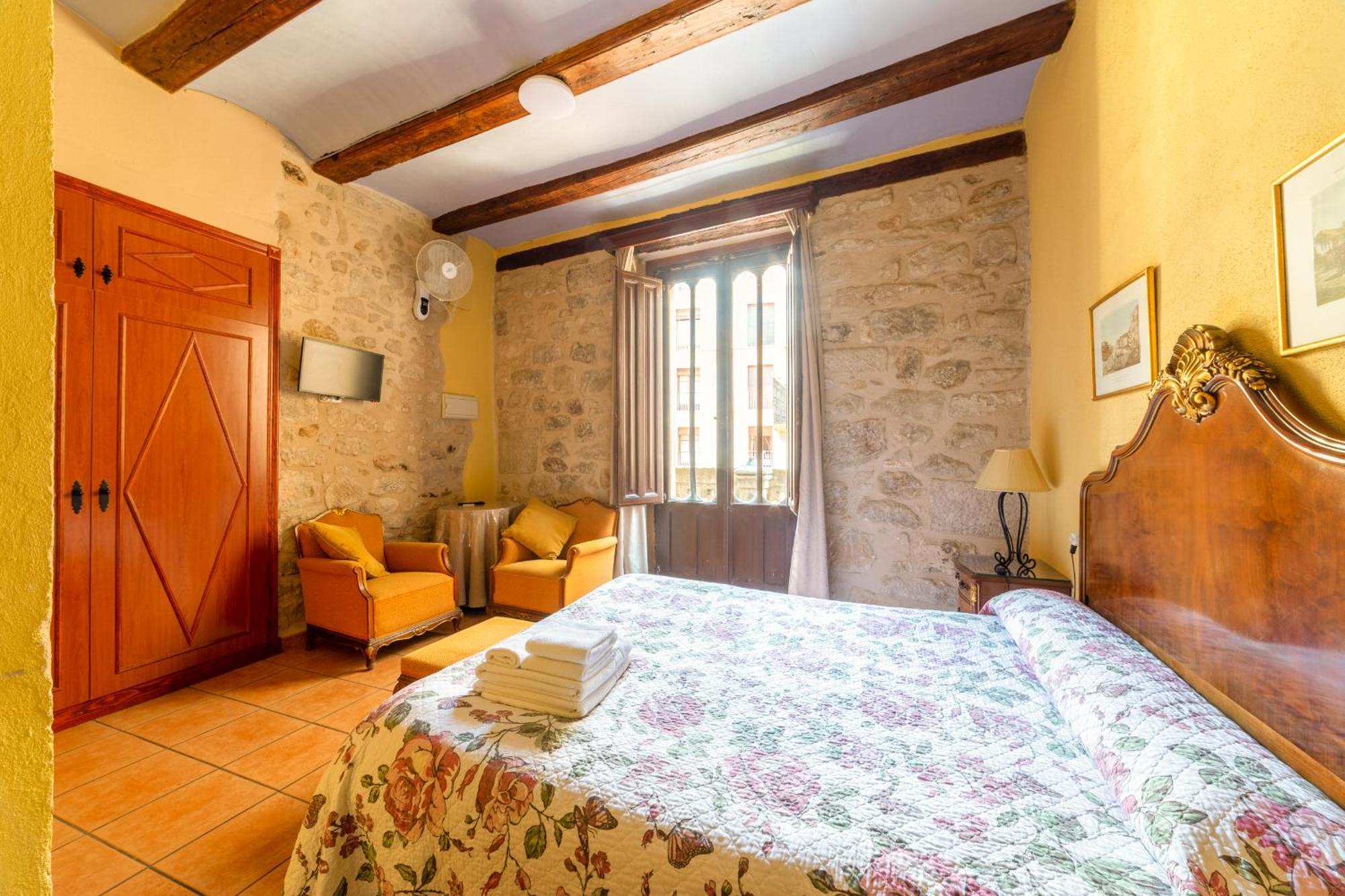 Fonda La Plaza Hotel Valderrobres Bagian luar foto