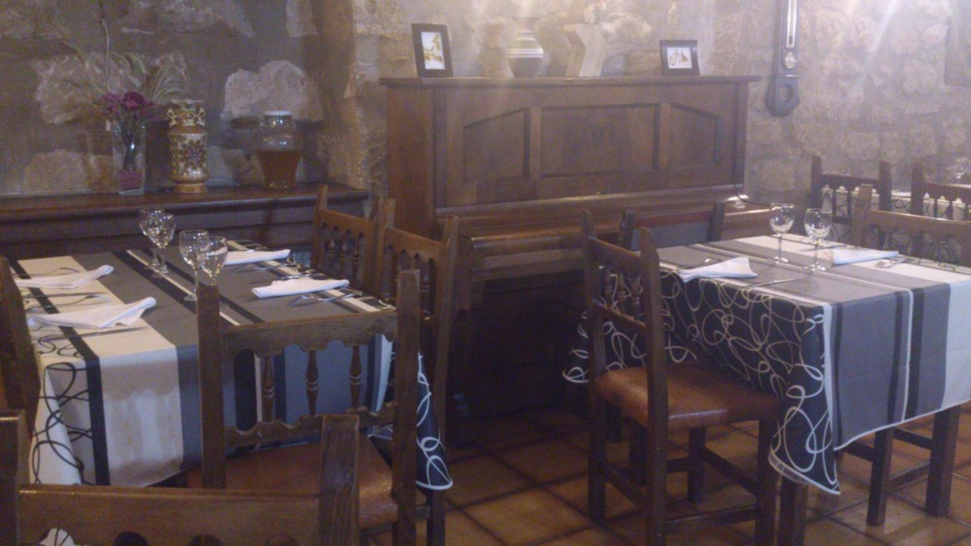 Fonda La Plaza Hotel Valderrobres Bagian luar foto