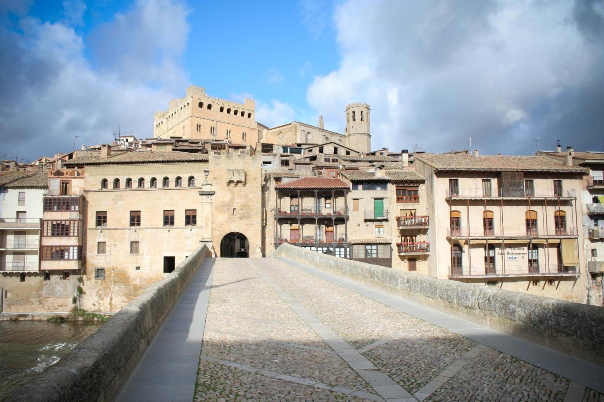 Fonda La Plaza Hotel Valderrobres Bagian luar foto