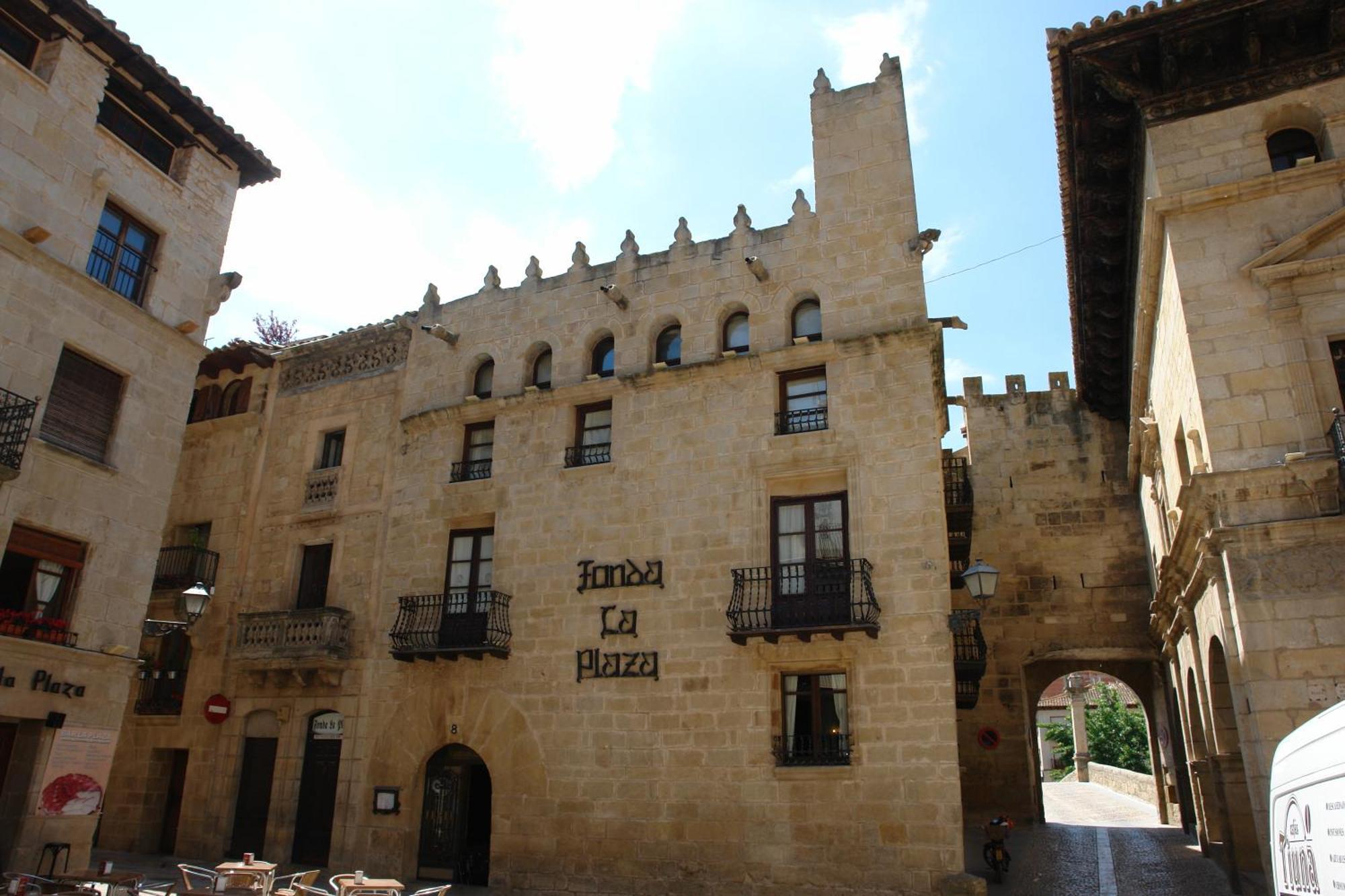 Fonda La Plaza Hotel Valderrobres Bagian luar foto